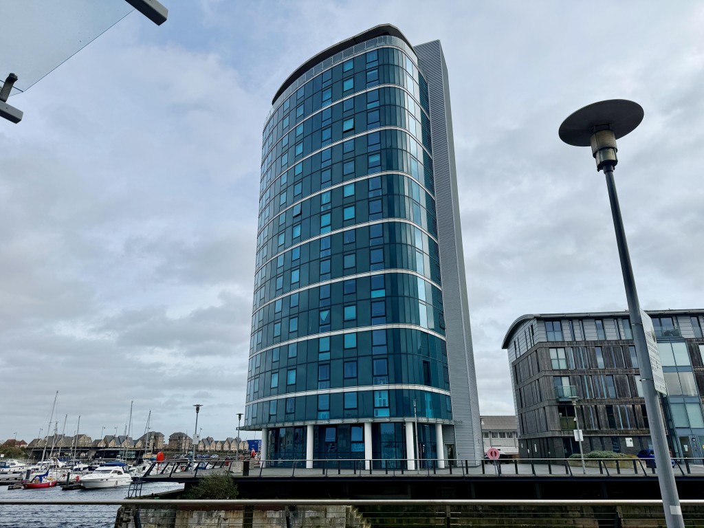 Lot: 77 - WELL PRESENTED FLAT WITH GOOD VIEWS - Marina Point East